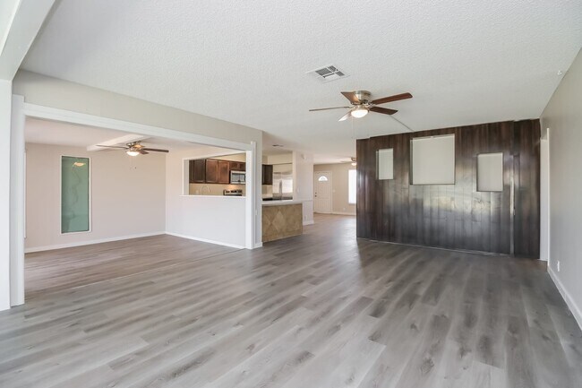 Building Photo - 732 W Flower Avenue