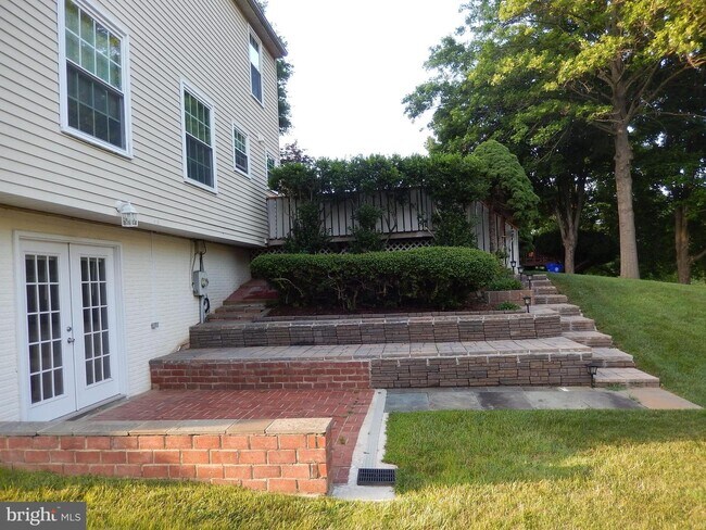 Building Photo - 15821 Anamosa Dr