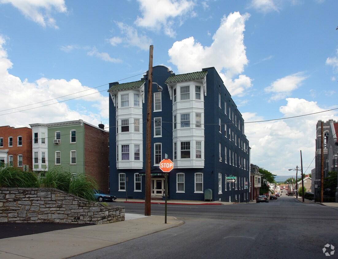 Foto principal - 300-302 N Potomac St