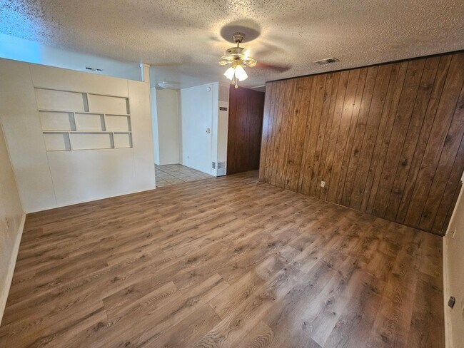 Building Photo - Spacious 3-Bedroom Home