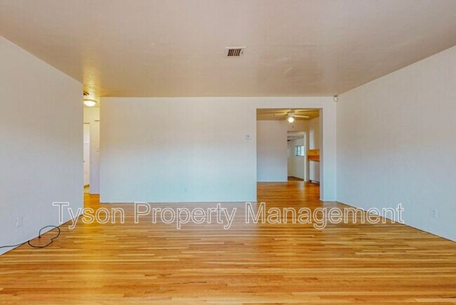 Building Photo - 3035 Manzano St NE