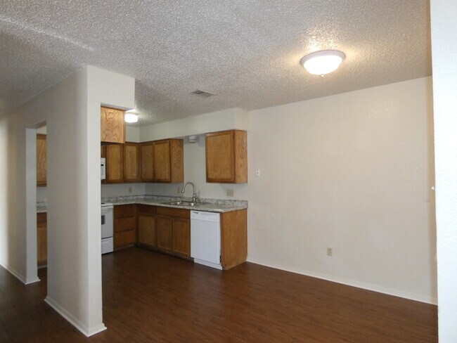 Building Photo - Recently remodeled 2/2/2cp DUPLEX