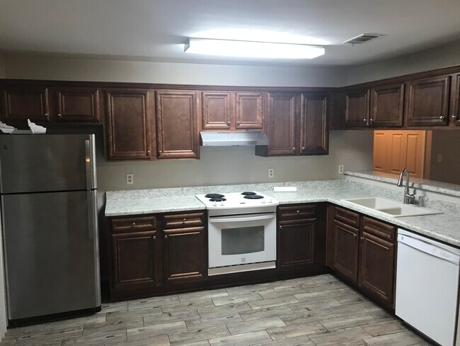 Building Photo - 820 Fairway Lakes Dr