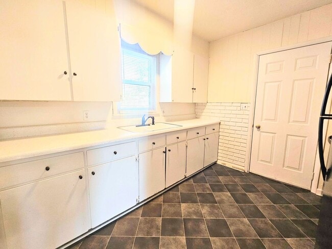 Building Photo - Beautiful 2 Bedroom 1 Bath