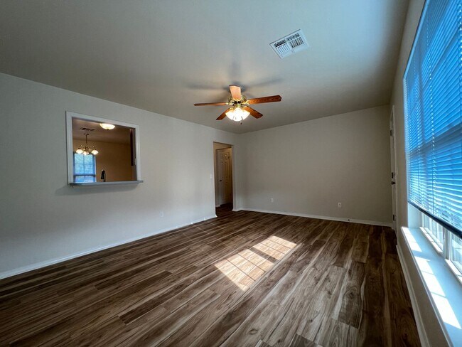 Foto del edificio - GEOTHERMAL Heat and Air! 3 Bedroom/2 Bathroom with attached 2 Car Garage