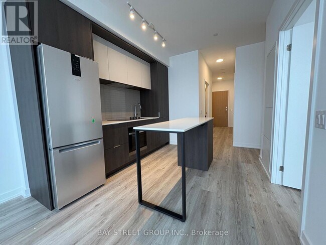 Photo du bâtiment - 395 Square One Dr