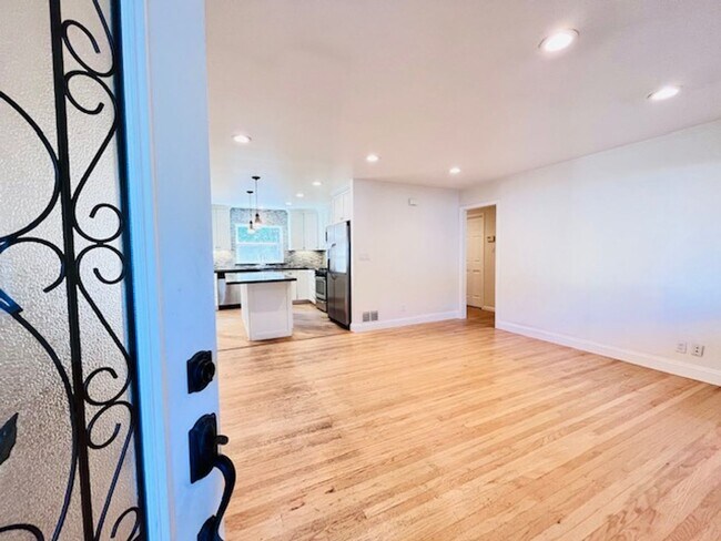 Foto del edificio - Charming and Move-in Ready 3BD/2BA, Single...