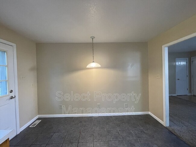 Foto del edificio - 2428 Tyler Ave