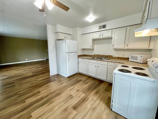 Building Photo - Spacious 2 bed 1 bath Condo with private p...