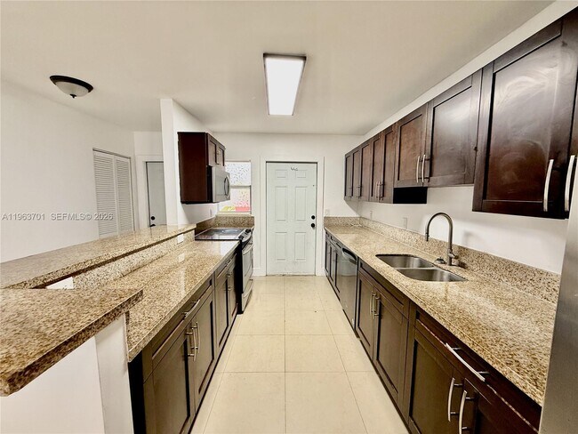 Building Photo - 1540 SW 5th Pl