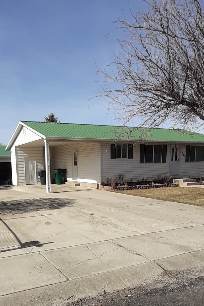 Building Photo - 242 700 W