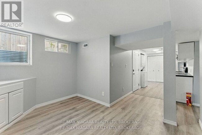 Building Photo - 290 Scholfield Ave S
