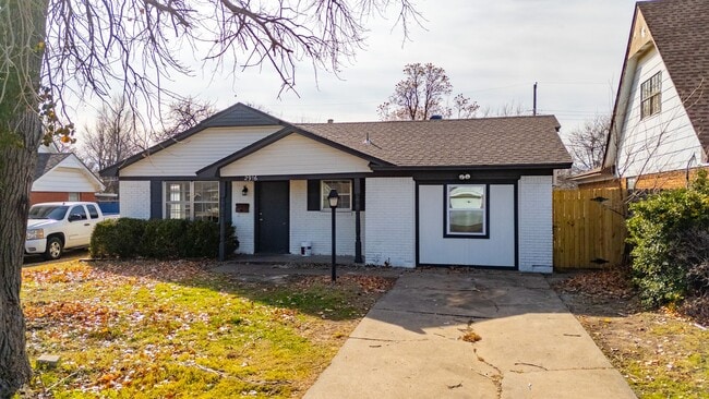 Building Photo - 4 Bedroom Must See!!
