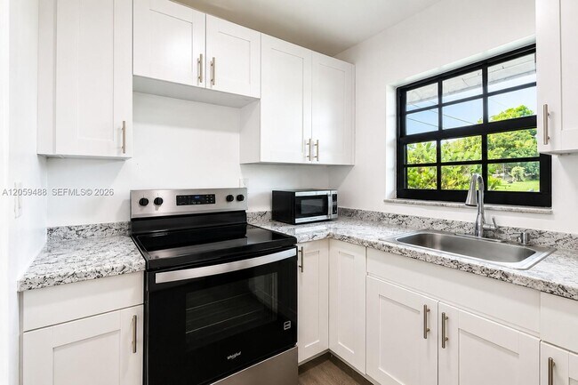 Foto del edificio - 2401 NW 52nd St