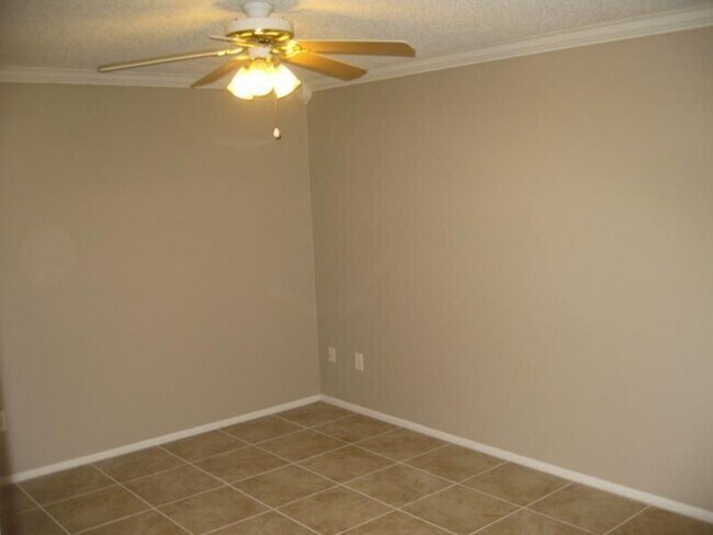 Foto del edificio - 5628 Pebble Brook Ln