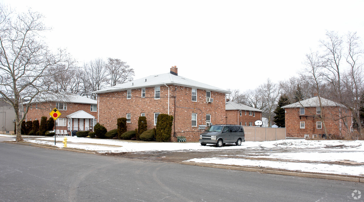 Primary Photo - 557-592 W Hazelwood Ave