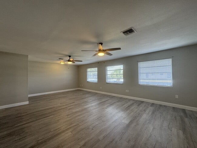 Foto del edificio - 302 Parkside Dr