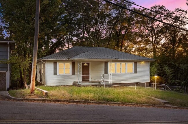 Building Photo - Newly renovated 3 bedroom, 1 bath home wit...