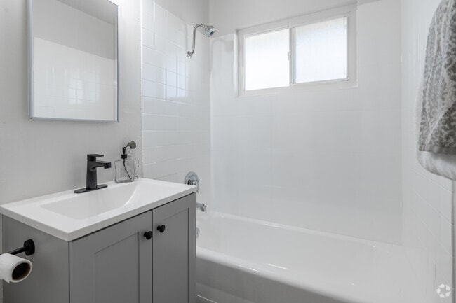 2BR, 1BA - 669SF - Bathroom - 870-899 S Philadelphia St.