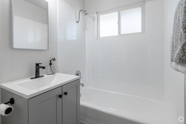 2 habitaciones, 1 baño - 669 pies cuadrados - Baño - 870-899 S.Philadelphia St.