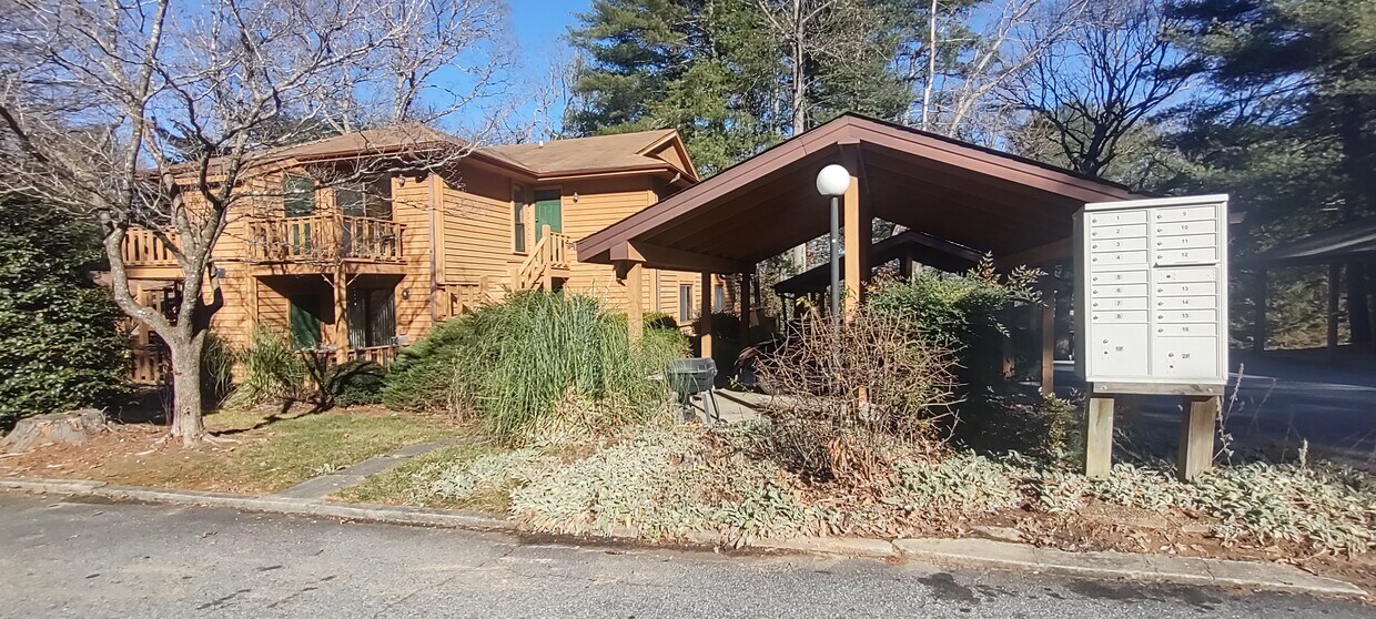 521 Courtwood Ln Unit 8, Hendersonville, NC 28739 Condo for Rent in