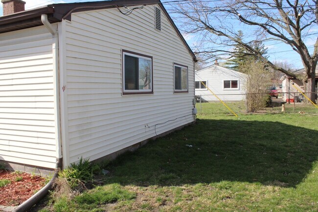 Foto del edificio - 23848 Stewart Ave