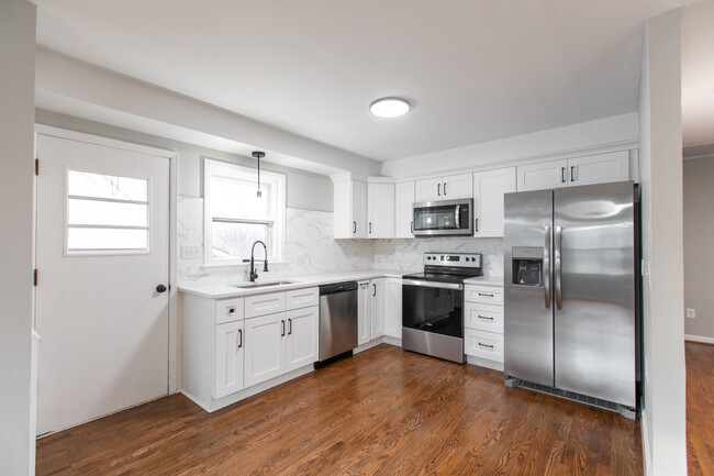 Completely renovated kitchen - 1164 Lindsay St