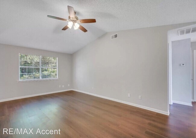 Foto del edificio - 3 br, 2 bath House - 105 NE Shayna Drive