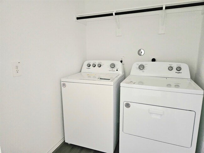 Foto del edificio - 5029 Almond Ter Dr