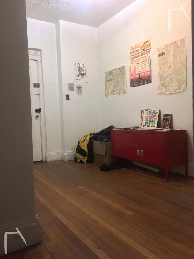 Building Photo - Brighton Studio close to T available now w...