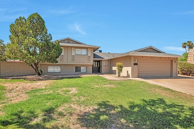 Building Photo - 6 Bedroom 3.5 Bath, Large Pool and Backyard