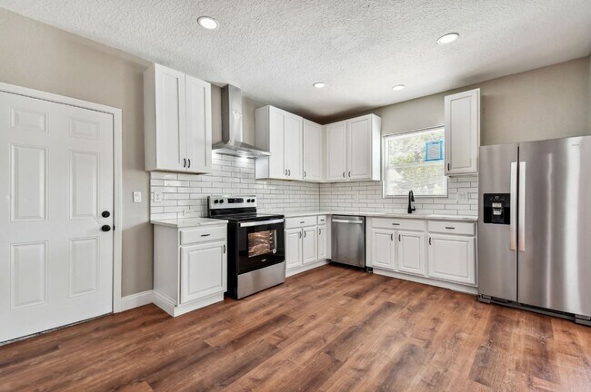 Foto del edificio - Fully Renovated 3 Bedroom Home! 50% off December!