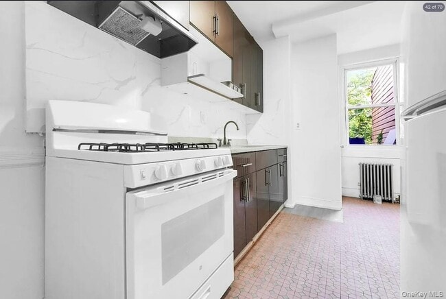 Foto del edificio - 3-08 26th Avenue Unit 1
