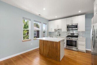 Building Photo - 574-576 Lagrange St