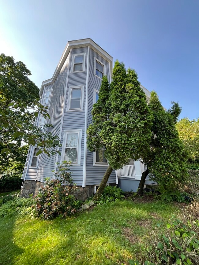 Building Photo - 82 Newburg St