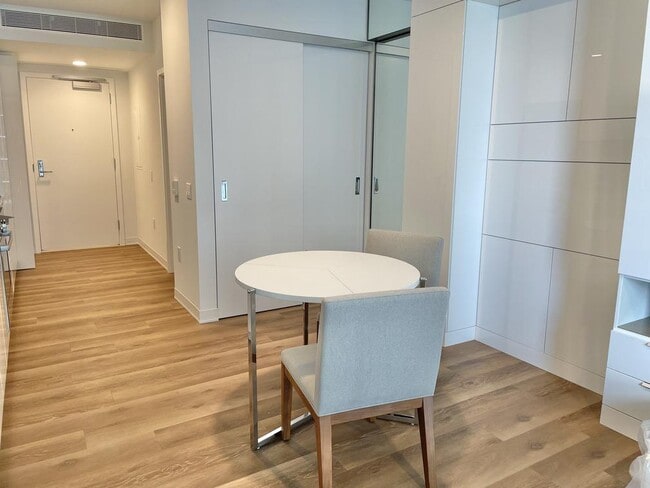 Photo - 987 Queen St Apartment