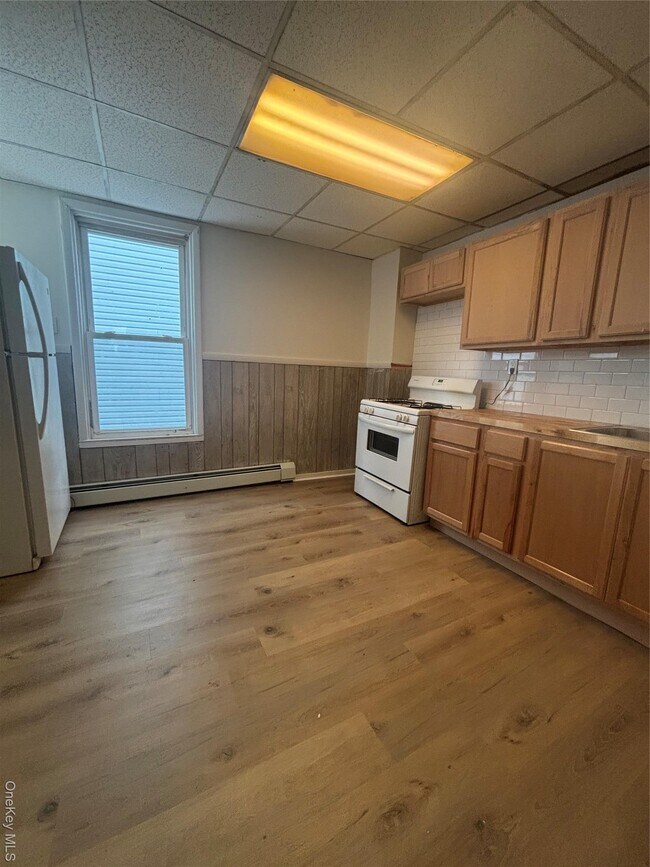 Building Photo - 147 Downs St