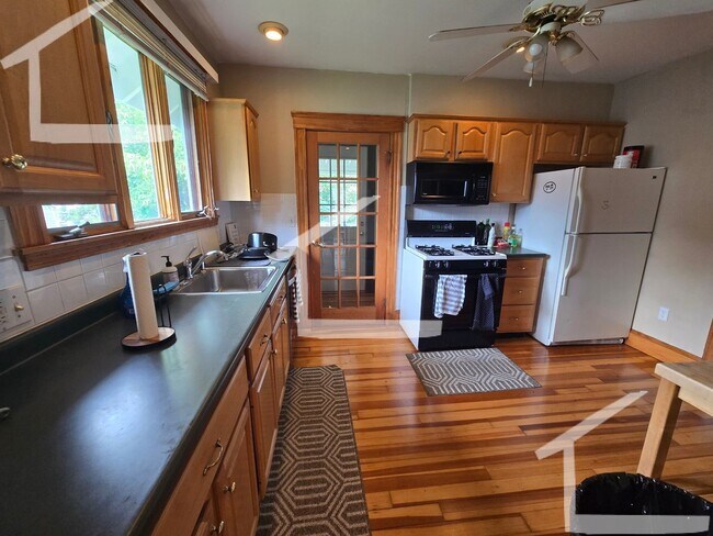 Foto del edificio - EXTRA-LARGE BRIGHTON 3 BEDROOM!   BIG ROOM...