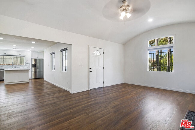 Foto del edificio - 328 S Sycamore Ave