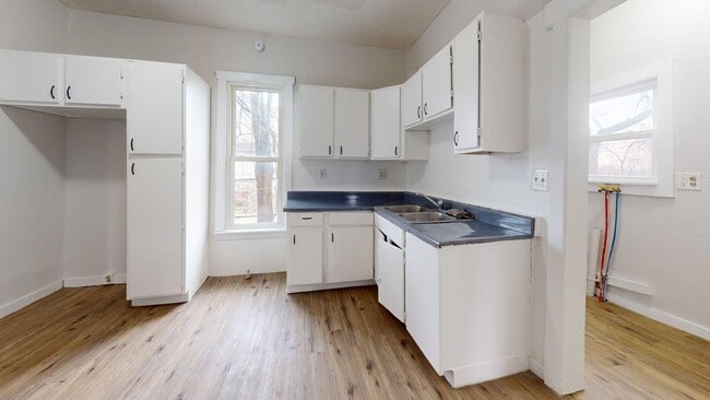 Building Photo - 1408 Maple Ave NE