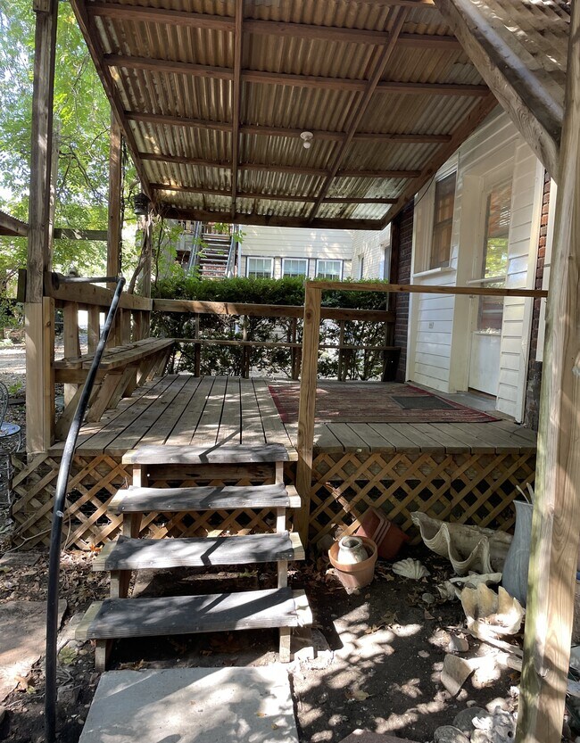 Porche trasero divertido - 5946 Oram St