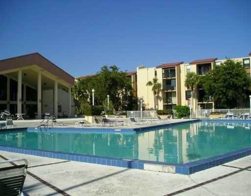 Vista a la piscina - 14415 SW 88th St