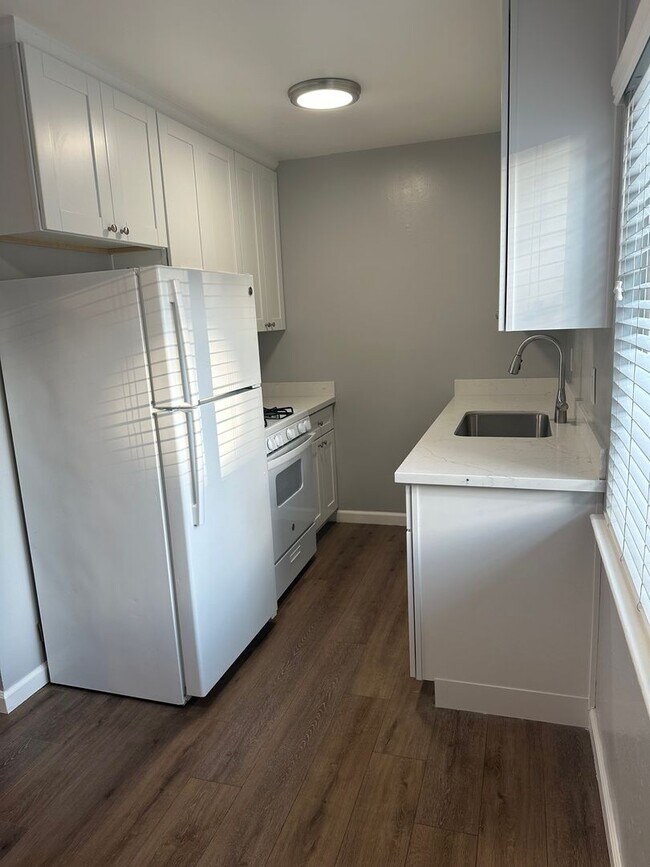 Foto del edificio - Beautifully updated 1/1 unit across the st...