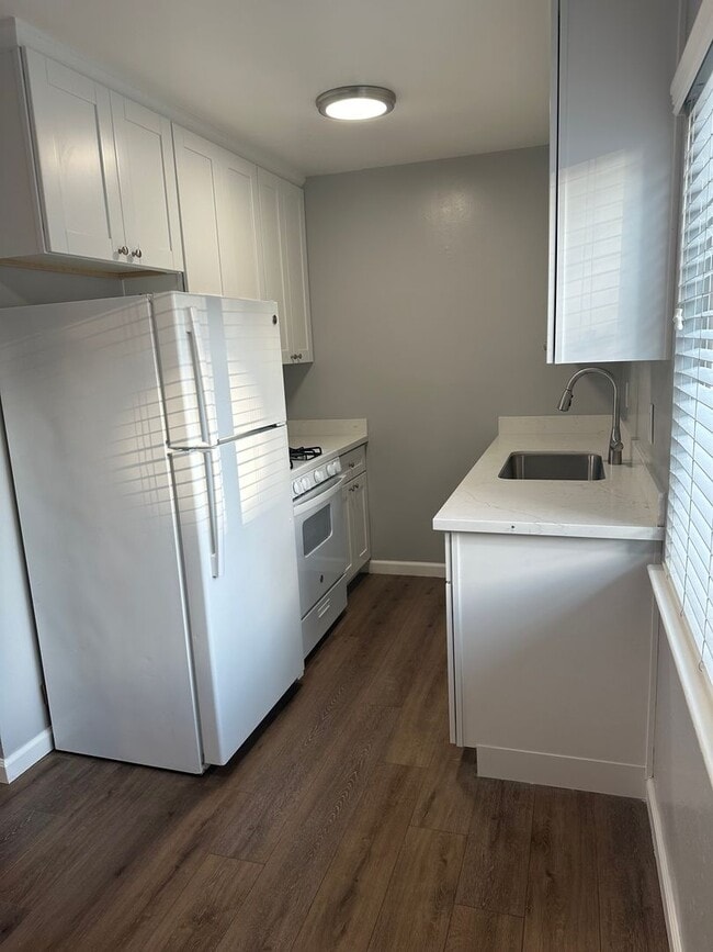 Building Photo - Beautifully updated 1/1 unit across the st...