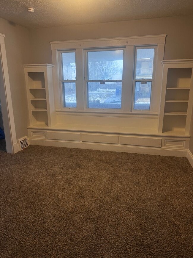 Building Photo - 665 E 131st St