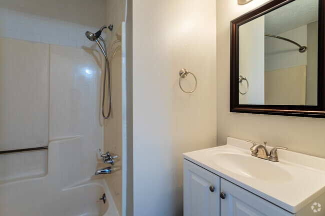 Baño - Riverwalk Apartments - Townhomes