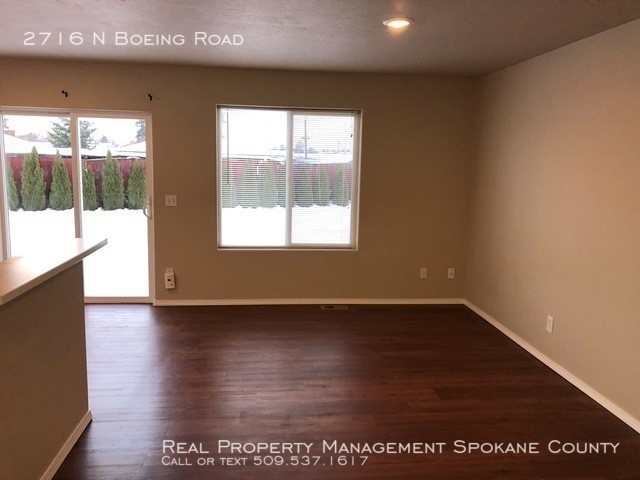 Building Photo - Newer 3 Bedroom Townhome