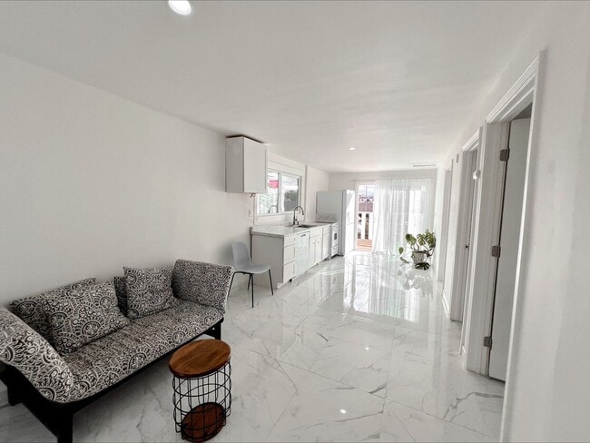 Building Photo - 2 Bedroom Home in Hollister