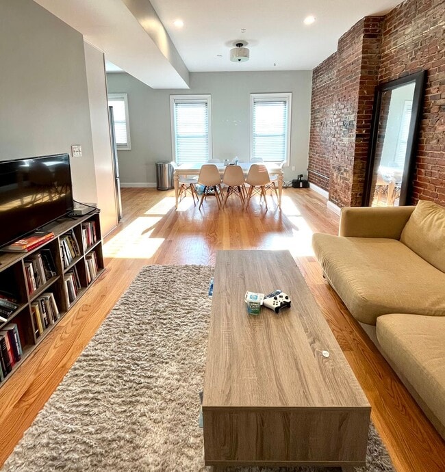 Interior Photo - 151-153 Meridian St