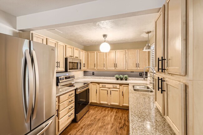 Building Photo - Centrally Located 3 bed, 2 bath Ranch Styl...
